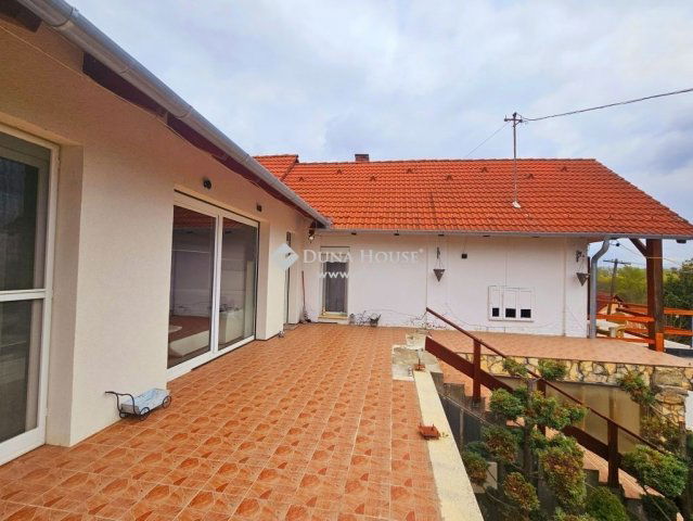 Eladó családi ház, Báron 69.9 M Ft, 9 szobás