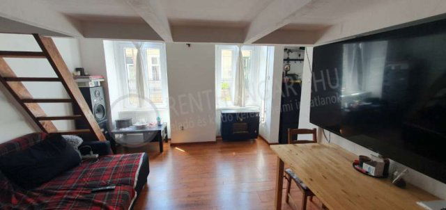 Kiadó téglalakás, albérlet, VII. kerületben, Holló utcában