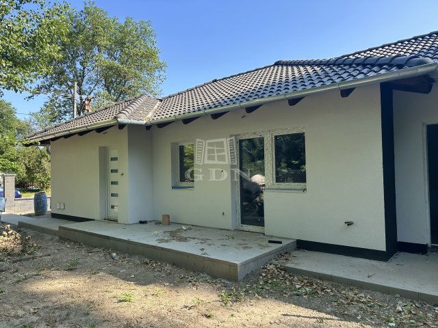 Eladó ikerház, Kiskunlacházán 53.99 M Ft, 3 szobás