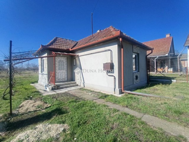 Eladó családi ház, Újszászon 20 M Ft, 2 szobás