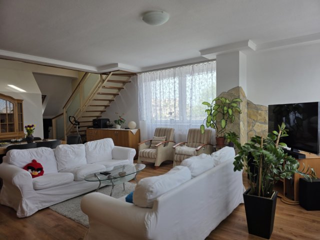 Eladó téglalakás, Székesfehérvárott 95 M Ft, 1+4 szobás