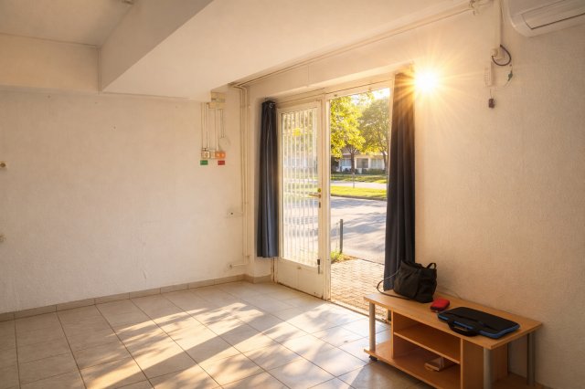 Eladó üzlethelyiség, Ajkán, Alkotmány utcában 18.4 M Ft