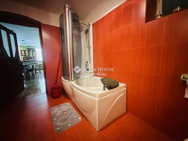 Eladó családi ház, Kesztölcön 79.5 M Ft, 6 szobás