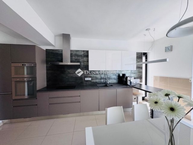 Eladó családi ház, Pécsett 219 M Ft, 5 szobás