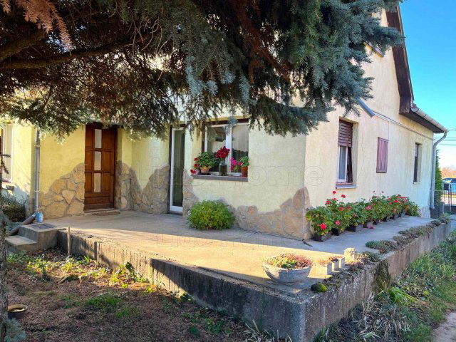 Eladó családi ház, Ságváron 63 M Ft, 4 szobás