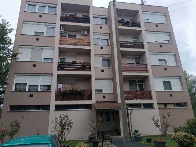Kiadó téglalakás, albérlet, Pápán 110 E Ft / hó, 2 szobás