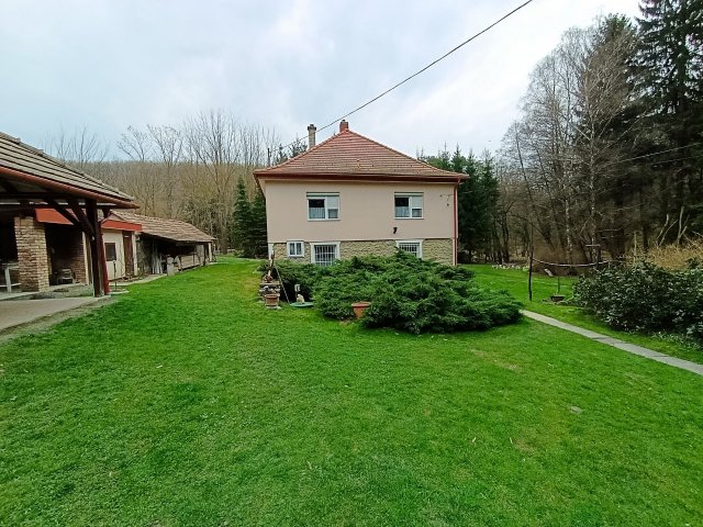 Eladó családi ház, Bakonynánán 119.9 M Ft, 6 szobás