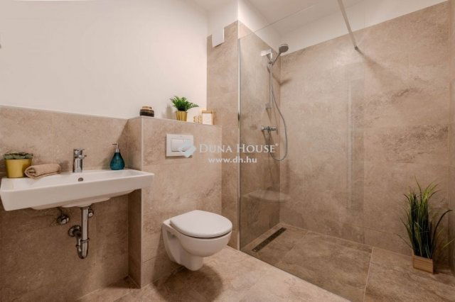 Eladó téglalakás, Budapesten, VI. kerületben 125.724 M Ft