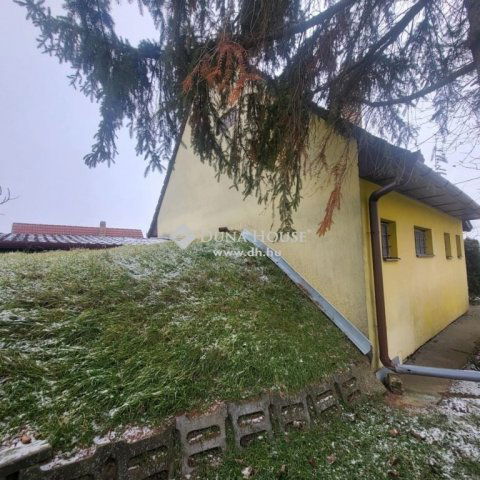 Eladó családi ház, Mohácson 24.5 M Ft, 2 szobás