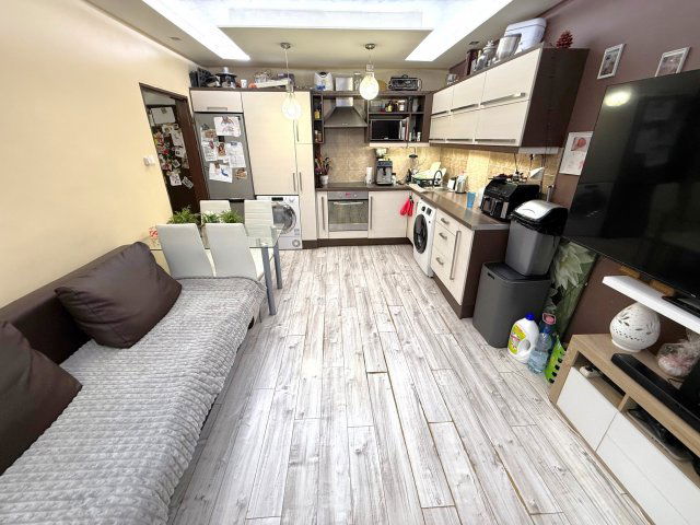 Eladó panellakás, Pécsett, Gyöngyös utcában 41.9 M Ft