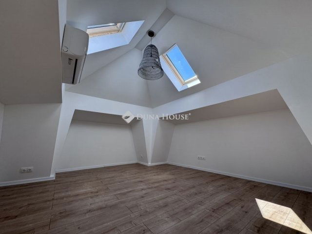 Eladó családi ház, Pécsett 97.9 M Ft, 3 szobás