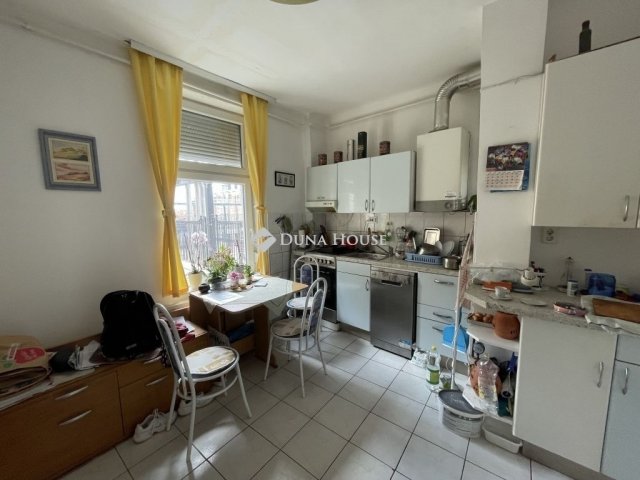 Eladó téglalakás, Budapesten, VI. kerületben 64.9 M Ft, 1 szobás