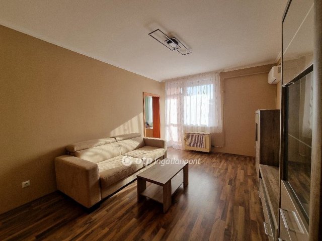 Eladó téglalakás, Pápán 40.5 M Ft, 2 szobás