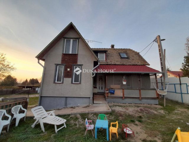 Eladó családi ház, Téten 26.9 M Ft, 3 szobás