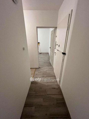 Eladó panellakás, Dunaújvárosban 29.5 M Ft, 1 szobás