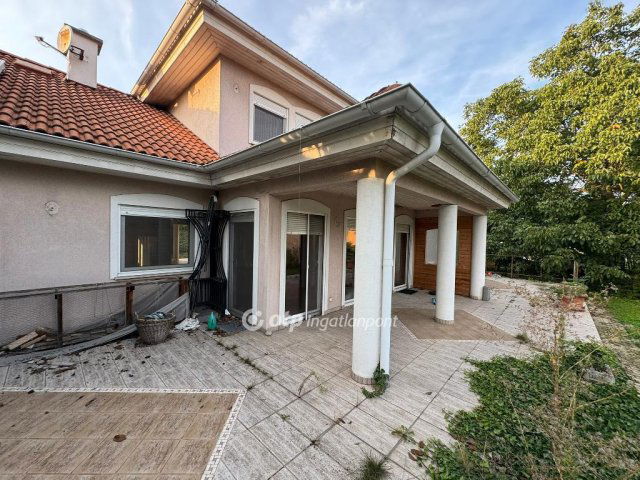 Eladó családi ház, Tiszafüreden 99 M Ft, 6 szobás