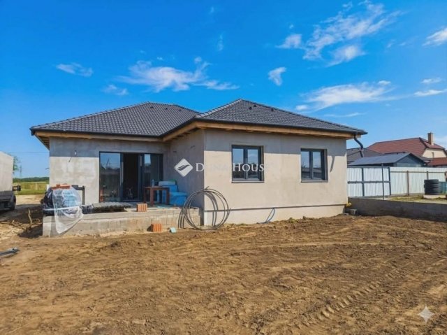 Eladó ikerház, Nyíregyházán 110 M Ft, 4 szobás