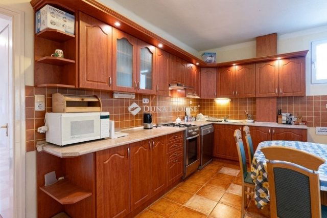 Eladó családi ház, Pécsett 169.9 M Ft, 5+2 szobás