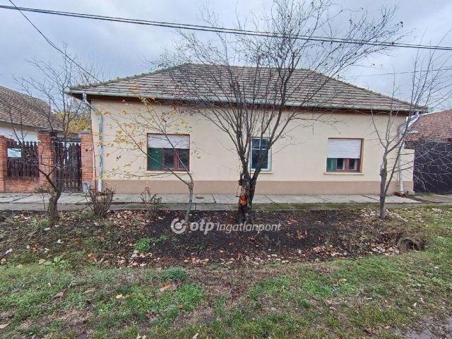 Eladó családi ház, Mesterszálláson 9.5 M Ft, 2+1 szobás