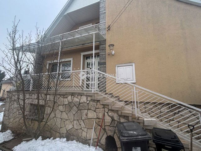 Eladó családi ház, Kecskéden 109 M Ft, 8 szobás