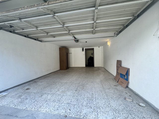 Eladó garázs, Pécsett, Radnics utcában 10 M Ft