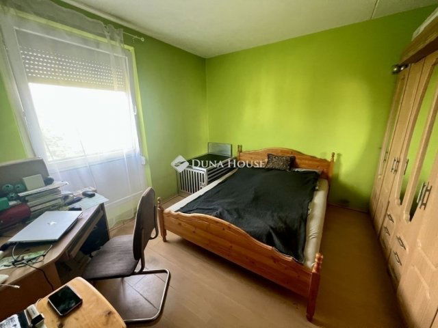 Eladó panellakás, Pécsett 37.99 M Ft, 2 szobás