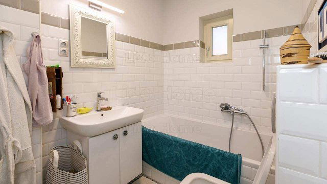 Eladó családi ház, Tihanyban 333 M Ft, 8+2 szobás