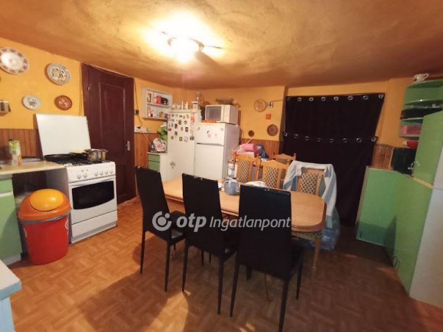 Eladó családi ház, Taron 18 M Ft, 4 szobás