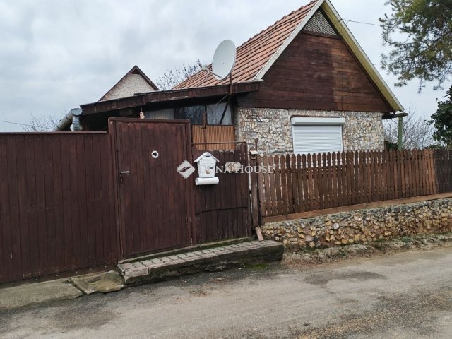 Eladó családi ház, Versegen 38 M Ft, 3 szobás