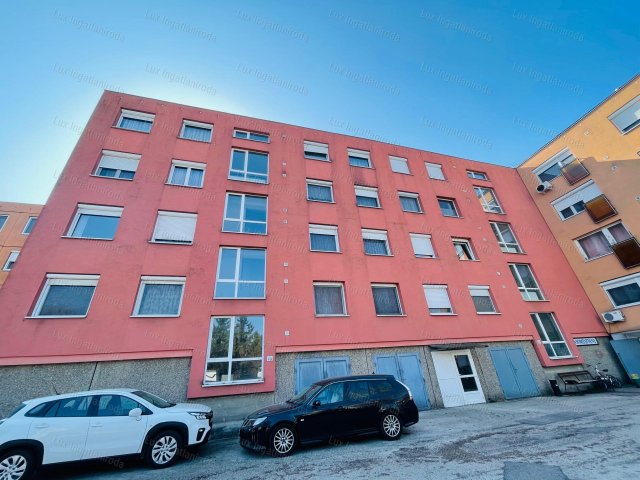 Eladó panellakás, Komáromban 49.9 M Ft, 2+1 szobás