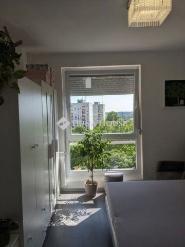 Eladó panellakás, Pécsett 45 M Ft, 3 szobás