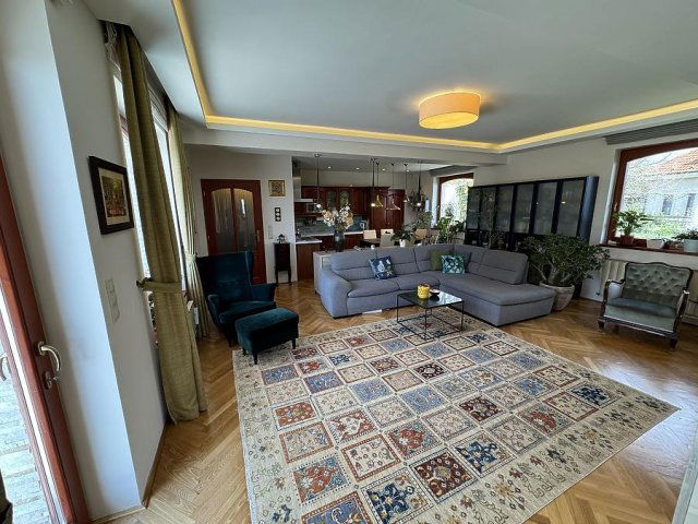 Eladó családi ház, Szentendrén 210 M Ft, 4 szobás