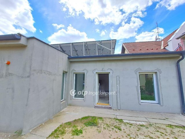 Eladó családi ház, Kecskeméten 98 M Ft, 6+1 szobás