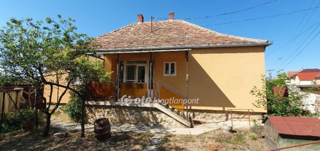 Eladó családi ház, Devecseren 32.9 M Ft, 3 szobás