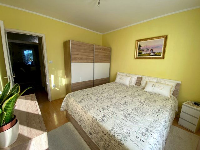 Eladó panellakás, Pécsett 61.9 M Ft, 4 szobás