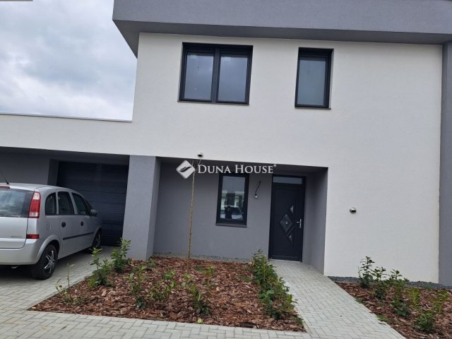 Eladó családi ház, Ajkán 79 M Ft, 4 szobás