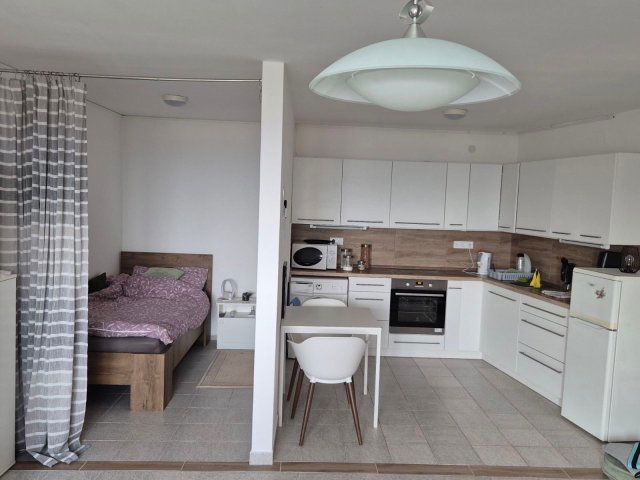 Kiadó téglalakás, albérlet, Pécsett, Jakabhegyi úton, 1 szobás