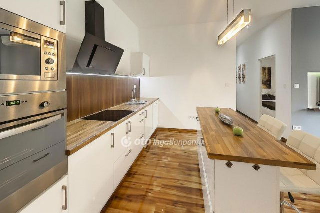 Eladó téglalakás, Budapesten, V. kerületben 135 M Ft, 2 szobás