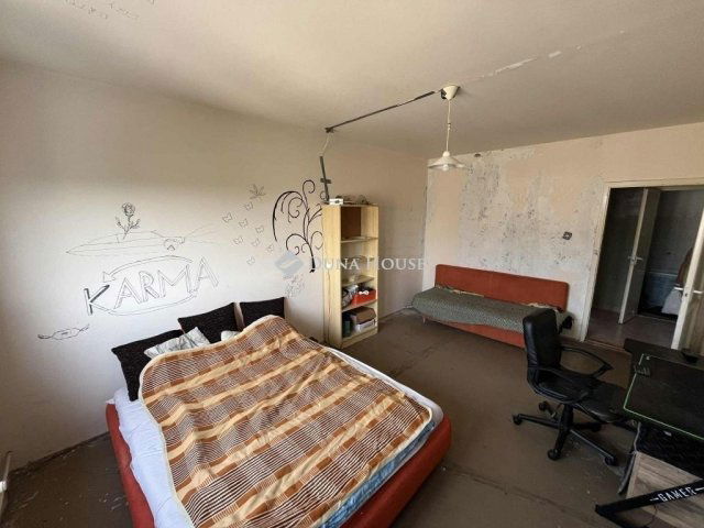 Eladó panellakás, Kecskeméten 37.5 M Ft, 3 szobás