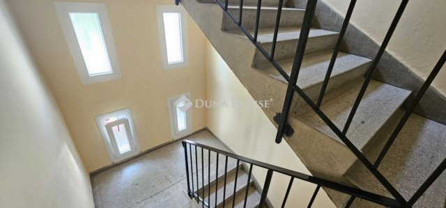 Eladó panellakás, Pécsett 49.9 M Ft, 2 szobás