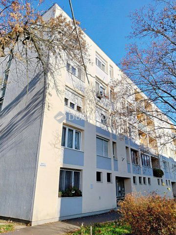 Eladó téglalakás, Tatabányán 45 M Ft, 2+1 szobás