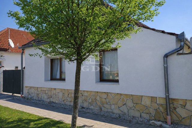 Eladó családi ház, Bébén 54 M Ft, 3 szobás