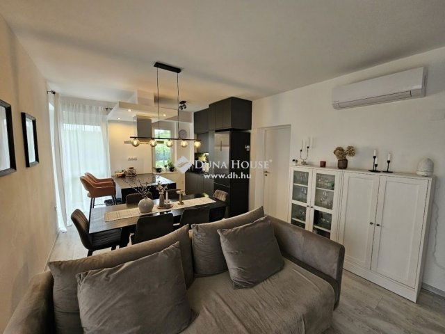 Eladó téglalakás, Pécsett 100 M Ft, 4 szobás