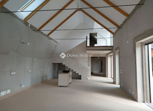 Eladó családi ház, Sukorón 269 M Ft, 7 szobás