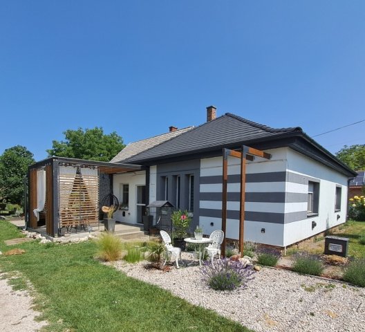 Eladó családi ház, Velencén 158 M Ft, 5 szobás