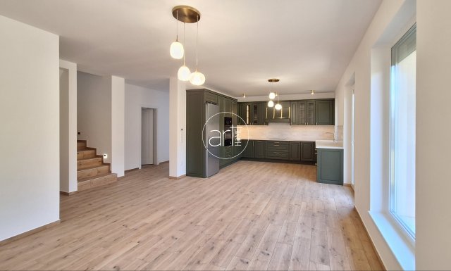 Eladó ikerház, Szegeden 160 M Ft, 4+1 szobás