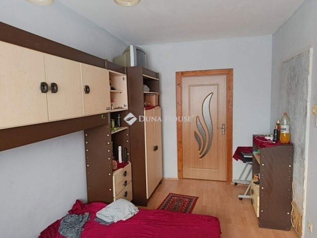 Eladó panellakás, Debrecenben 58.9 M Ft, 3 szobás