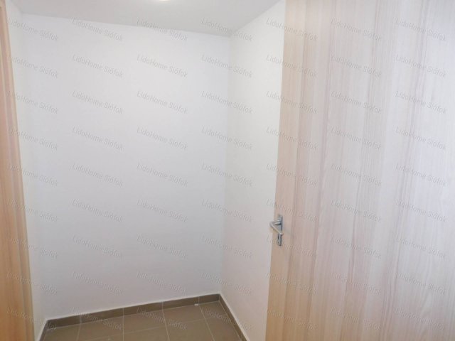 Eladó üzlethelyiség, Siófokon 39.9 M Ft, 1 szobás