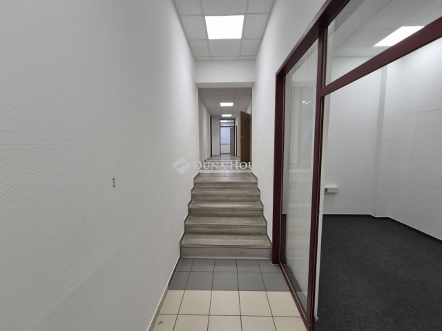 Kiadó üzlethelyiség, Tatabányán 1239 E Ft / hó