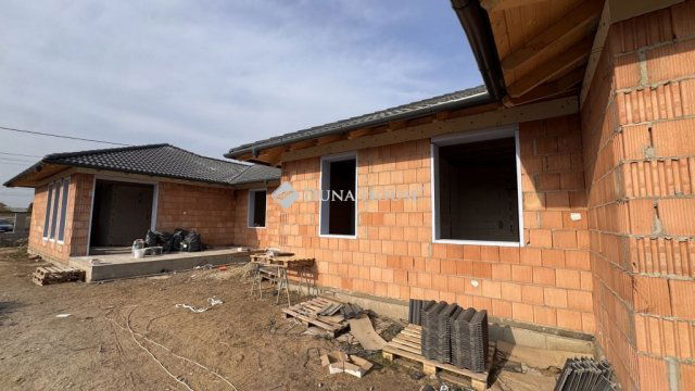 Eladó ikerház, Taksonyon 103.5 M Ft, 4 szobás